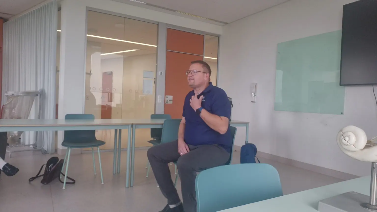 Thomas Mølgaard montre aux étudiants du Rigshospitalet comment il utilise sa prothèse phonatoire